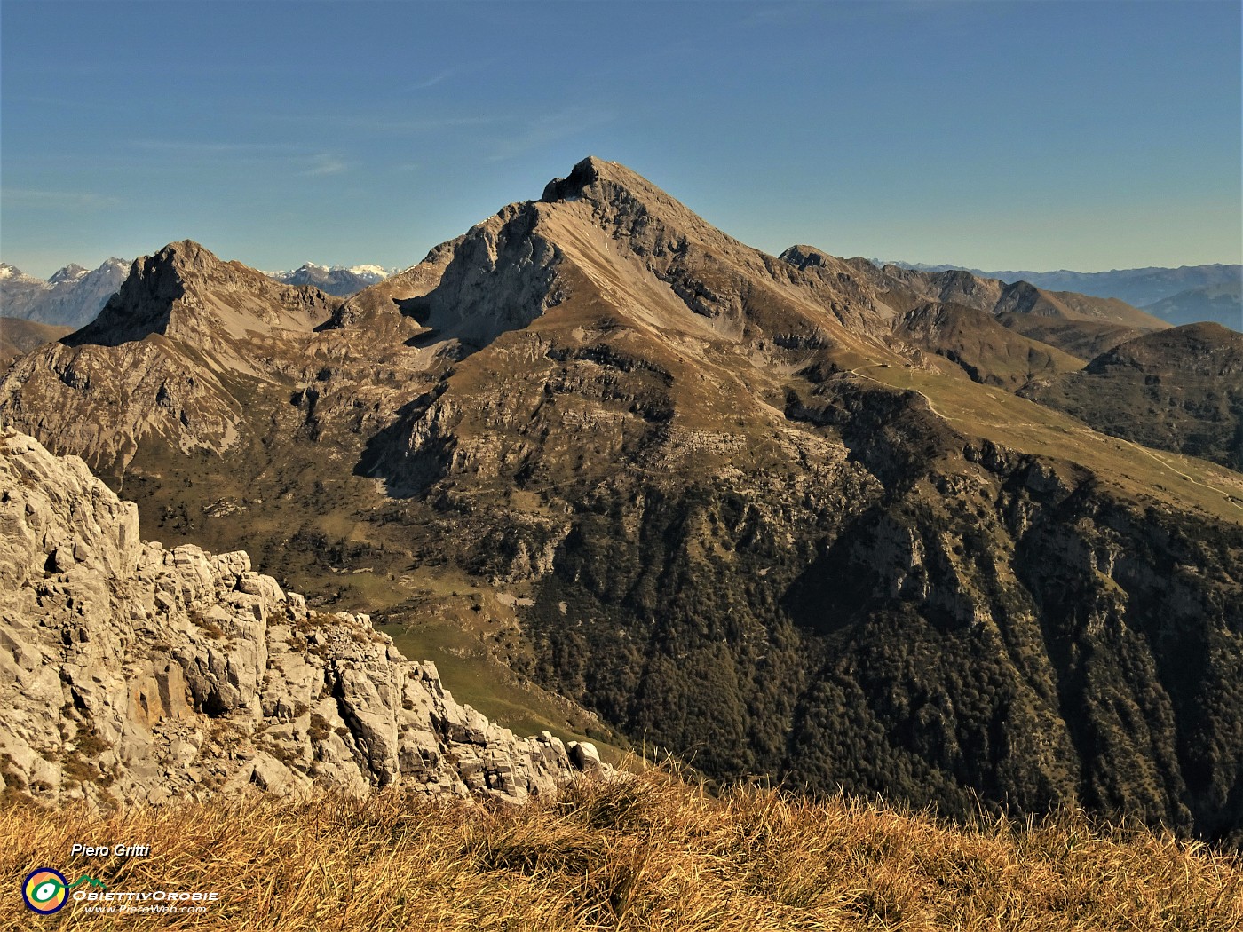 30 Dalla cresta di Cima Menna spettacolare vista sul Pizzo Arera e Corna Piana.JPG